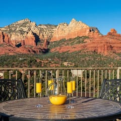 Epic Red Rock Views, Hot Tub, Walk to Uptown